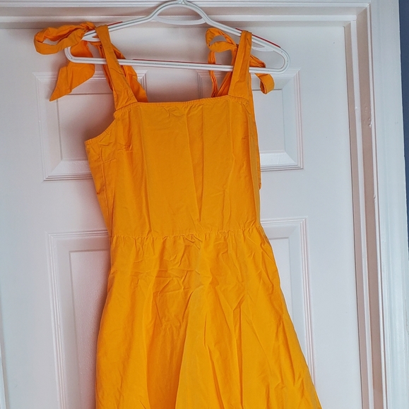 Yellow dress - Picture 2 of 7